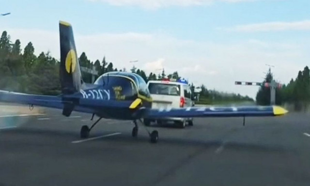 Κίνα: Αεροπλάνο κινείται στους δρόμους - Άναυδοι έμειναν οι οδηγοί