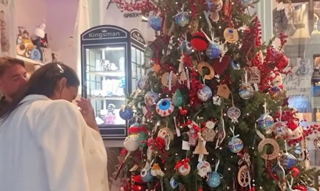 Η Μύκονος το έκανε ξανά το θαύμα της: 93 ημέρες από τα Χριστούγεννα και στόλισαν... δέντρο!