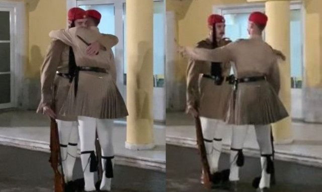 Συγκινητική στιγμή: Το αντίο δακρυσμένου εύζωνα στην Προεδρική Φρουρά μετά την τελευταία υπηρεσία