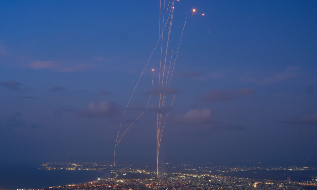 Ισραήλ: Εντυπωσιακό βίντεο με το Iron Dome να αναχαιτίζει ρουκέτες (vid)