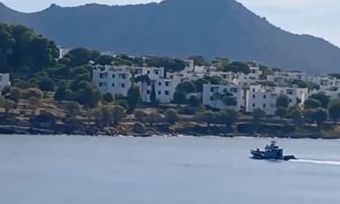 Ο τουρκικός Τύπος βλέπει «κρίση στο Αιγαίο» για τη σύλληψη δύο Τούρκων ανοιχτά της Κω