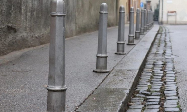 Βρετανός έγινε έξαλλος με τον γείτονά που βίδωσε κώνους στο δρόμο για να μην παρκάρουν τα αυτοκίνητα