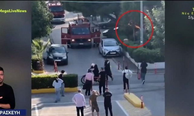 Αγία Παρασκευή: Tesla πήρε φωτιά ενώ φόρτιζε - Ανησυχία στο σημείο