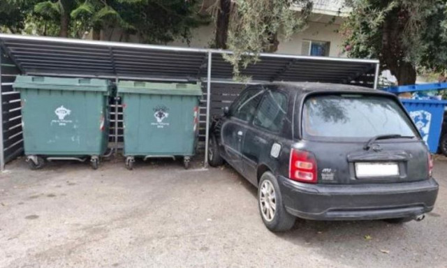 Παρκάρισμα για «όσκαρ» στο Ρέθυμνο - Έβγαλε τους κάδους για να βάλει το αμάξι του