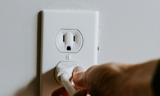 Προσοχή! Οι συσκευές που πρέπει να κλείσετε αμέσως - Σας «τρώνε» πολύ ρεύμα