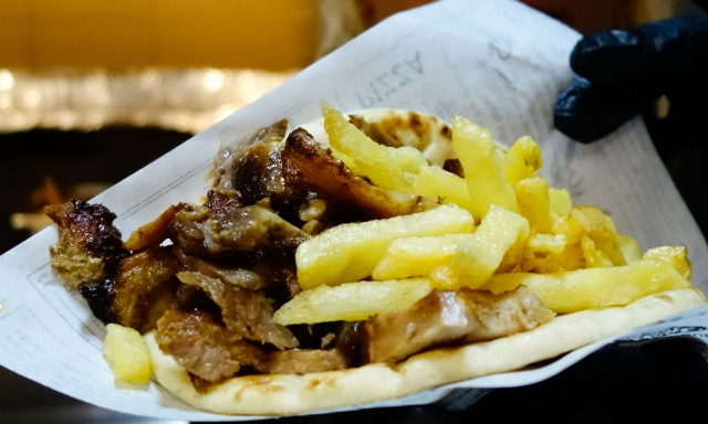 Ρεπορτάζ Newsbomb - Ακρίβεια: Σουβλάκι από «χρυσό» - Ειδικός εξηγεί γιατί θα πάει στα 4,50 ευρώ