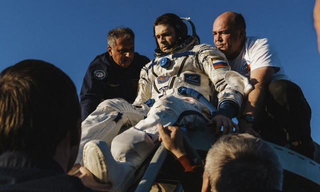 Δύο Ρώσοι που έσπασαν ρεκόρ παραμονής στο διάστημα επέστρεψαν στη Γη από τον Διαστημικό Σταθμό