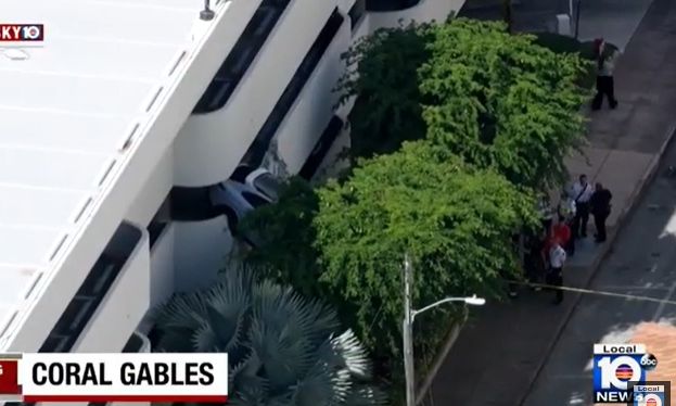 Απίστευτο «γυναικείο παρκάρισμα» Πόρσε στη Φλόριντα - Πώς κατέληξε να κρέμεται στο... κενό