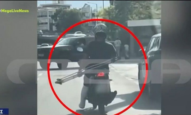 Ταύρος: Οδηγούσε μηχανάκι με το πόδι σε γύψο και στο χέρι... πατερίτσες - Απίστευτο βίντεο