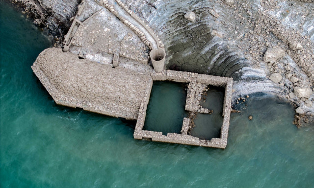 Μόρνος: Νέες αποκαρδιωτικές εικόνες – Αποκαλύφθηκαν βυθισμένα σπίτια από το χωριό Κάλλιο