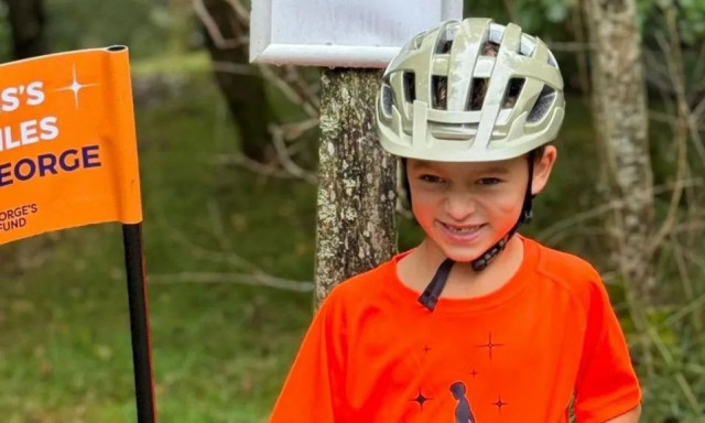 Ένα αγόρι ολοκληρώνει μια πρόκληση ποδηλασίας και ορειβασίας στη μνήμη του καλύτερου του φίλου