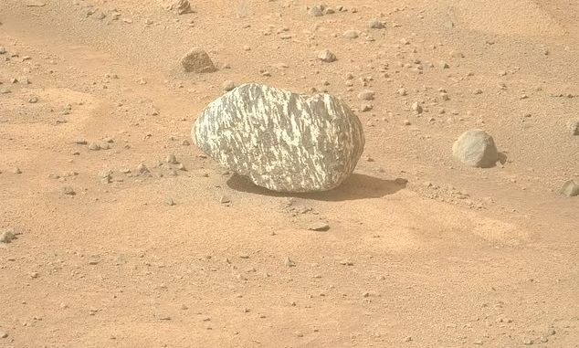 NASA: Το μυστήριο με τον «βράχο-ζέβρα» που ανακαλύφθηκε στον Άρη και δεν ταιριάζει με το περιβάλλον