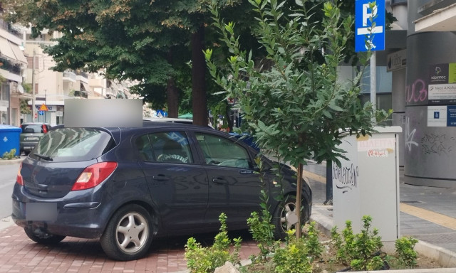 Αυτοκίνητο σχολής οδηγών σε θέση ΑμεΑ στη Λάρισα – Η αντίδραση της μητέρας του παιδιού