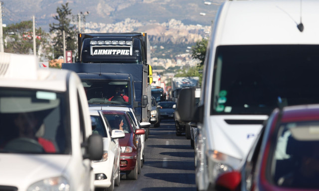 Τροχαίο στη Λεωφόρο Αθηνών: Αυτοκίνητο συγκρούσθηκε με δύο φορτηγά – Πού έχει μποτιλιάρισμα
