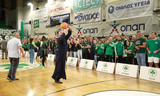 Παπάς έκανε τον αγιασμό στον Ερασιτέχνη Παναθηναϊκό, πήρε σουτάκια και αποθεώθηκε