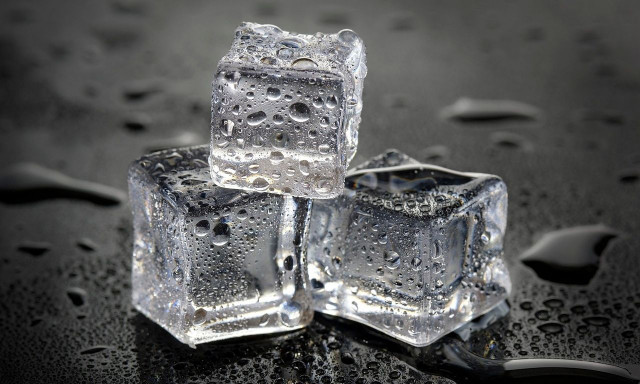 To video που έκανε τον κόσμο να σταματήσει να τρώει παγάκια από τα ποτά - Πώς τα φτιάχνουν