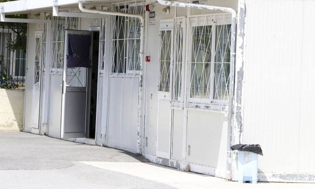 Βόλος: Άνω κάτω σε σχολείο - Στα «πράσα» σχολικός φύλακας με νεαρή σε κοντέινερ