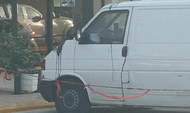 Λαύριο: Οι μπογιές, το κουτί και τα στοιχεία που ήξεραν οι δράστες - Τι ερευνούν οι αστυνομικοί