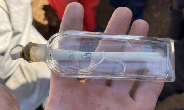 Νεαροί αρχαιολόγοι ανακάλυψαν μήνυμα σε μπουκάλι... 200 ​​ετών - Μια «μαγική στιγμή»