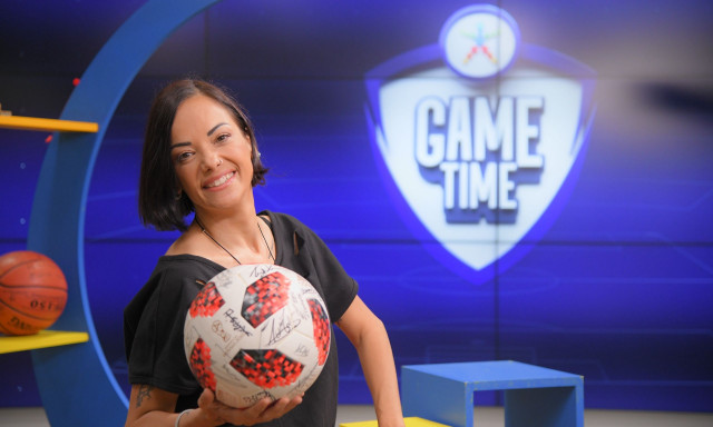 Η Κατερίνα Τσάβαλου στο ΟΠΑΠ Game Time: Μαθήματα ποδοσφαίρου, το σπαγγάτο και το τάκλιν σε ηθοποιό