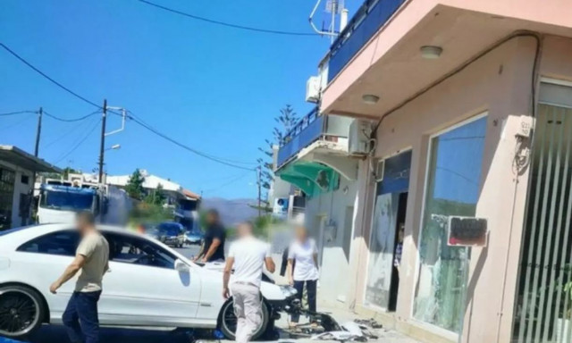 Κρήτη: Αυτοκίνητο παραλίγο να μπει σε κομμωτήριο