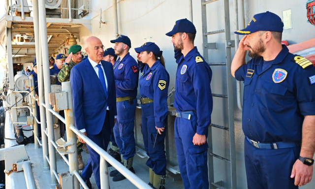 Ο Νίκος Δένδιας αποχαιρετά το πλήρωμα της Φρεγάτας «Σπέτσαι», πριν φύγει για την Ερυθρά Θάλασσα