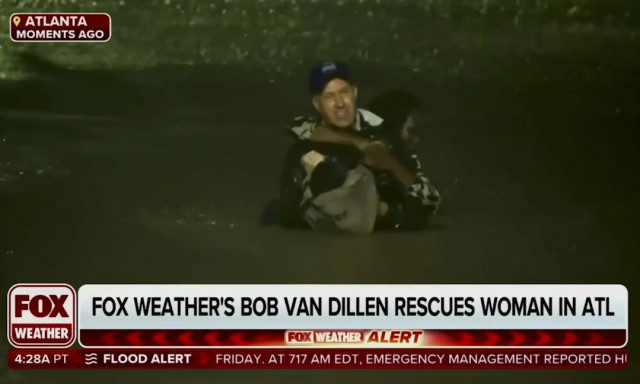 Δημοσιογράφος έκανε ζωντανό ρεπορτάζ για τον τυφώνα όταν έσωσε μια γυναίκα από ένα βυθισμένο αμάξι