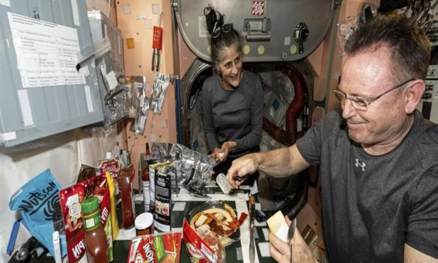 Οι εγκλωβισμένοι αστροναύτες στο διάστημα διασκεδάζουν με πίτσα και πειρατές