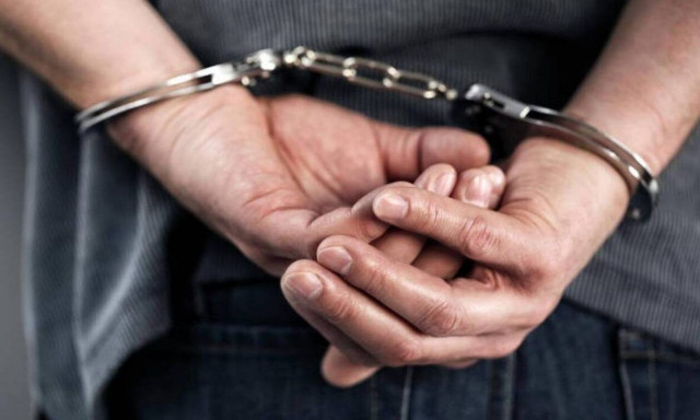 Πειραιάς: Συνελήφθησαν δύο άτομα για ληστείες με απειλή μαχαιριού σε καταστήματα