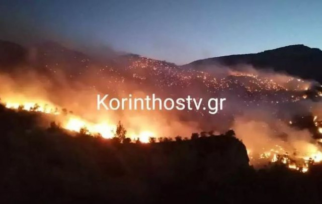 Ολονύχτια μάχη με τη φωτιά στο Ξυλόκαστρο Κορινθίας - Ενισχύθηκαν οι δυνάμεις της Πυροσβεστικής