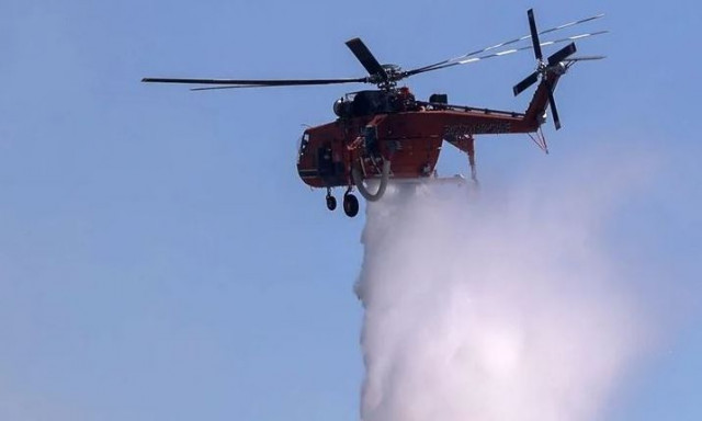 Φωτιά στην Αγία Τριάδα Ρεθύμνου Κρήτης - Στη μάχη ελικόπτερα της Πυροσβεστικής