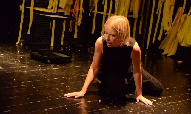 «Η κίτρινη ταπετσαρία»: Το κλασσικό διήγημα της γοτθικής λογοτεχνίας στο θέατρο Αλκμήνη