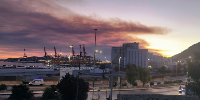 Ο καπνός από τη φωτιά στο Ξυλόκαστρο κάλυψε την Αττική