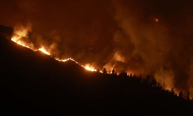 Περιορίσθηκε σημαντικά η πυρκαγιά σε δύσβατη περιοχή στο όρος Παγγαίο
