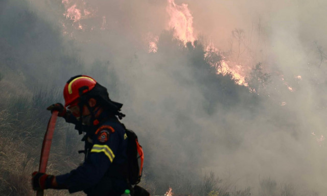 Φωτιά στο Ξυλόκαστρο: Στη μάχη με τις φλόγες 406 πυροσβέστες - Εκκενώνονται τα Σοφιανά