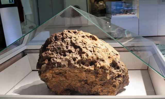 Απίστευτο και όμως αληθινό: Μετεωρίτης - έκθεμα μετακινήθηκε μόνος του, τι λέει υπάλληλος μουσείου