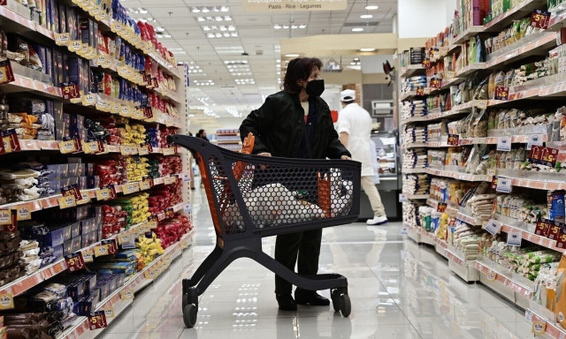 «Καλπάζει» η ακρίβεια: Τρόφιμα και στέγαση «τρώνε» τον μισθό των νοικοκυριών