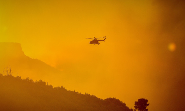 Live blog: Δύο νεκροί από τη φωτιά στην Κορινθία – Ανεξέλεγκτο το τεράστιο μέτωπο της πυρκαγιάς