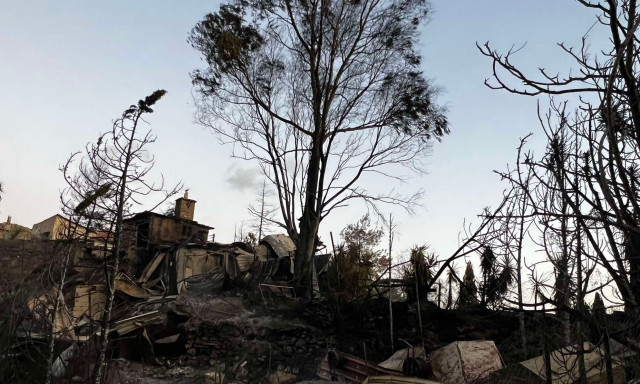 Εξαπλώθηκε στην Ακράτα η φωτιά από το Ξυλόκαστρο - Σπεύδουν δυνάμεις της Πυροσβεστικής