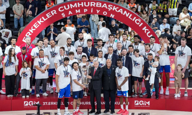 Ο «άλλος» Ερντογάν: Έδειξε τις ικανότητές του στο μπάσκετ και μοίρασε... χαρτζιλίκι σε παιδιά