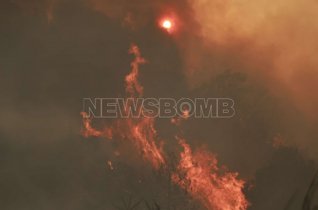 Μαίνεται η φωτιά στην Κορινθία: Νέες αναζωπυρώσεις και εκκενώσεις οικισμών