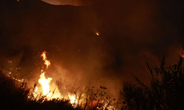 Πύρινη κόλαση στην Κορινθία για τρίτη ημέρα - Διαρκής μάχη με τις αναζωπυρώσεις