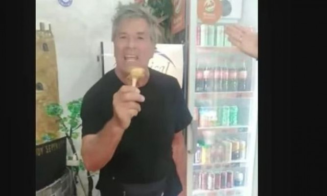 Πάνος Μιχαλόπουλος: Η σπάνια εμφάνισή του στη Ραφήνα και η πρότασή του για μπουγάτσα