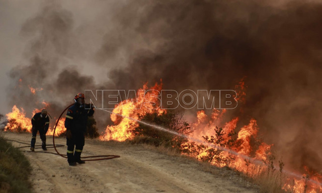 Φωτιά στην Κορινθία: Καίει ανεξέλεγκτα βόρεια των Τρικάλων - Αυξάνονται τα εναέρια μέσα