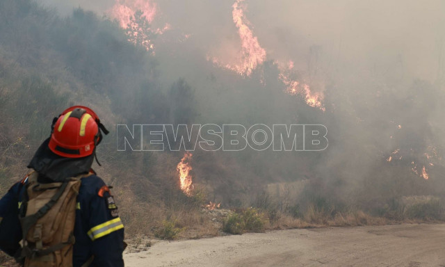 Χωρίς ενιαίο μέτωπο η φωτιά στο Ξυλόκαστρο - Νέο μήνυμα του 112