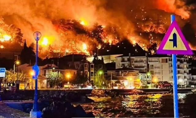 Φωτιά στην Κορινθία: Απόκοσμη εικόνα από τη Λυγιά