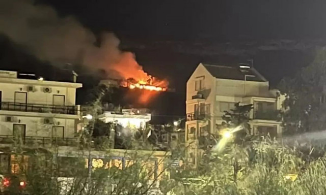 Φωτιά σε εγκαταλελειμμένο κτίριο στο Πόρτο Ράφτη