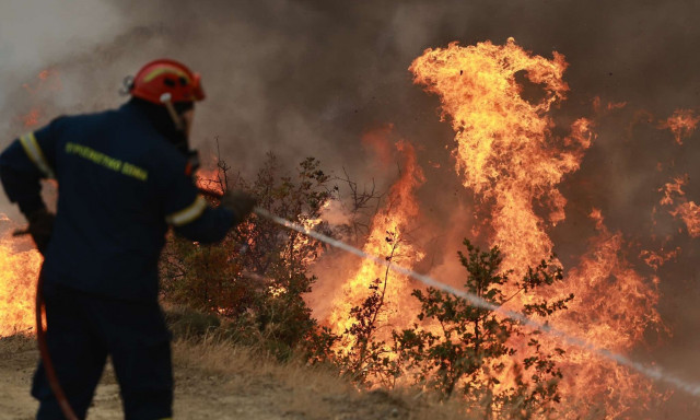 Κρήτη: Μαίνεται η φωτιά στα Χανιά - Ισχυρές πυροσβεστικές δυνάμεις δίνουν μάχη για την κατάσβεσή της