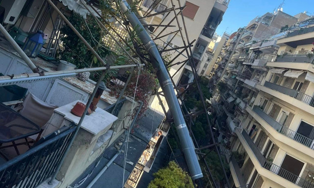 Θεσσαλονίκη: Φουγάρο οικοδομής έσπασε και έπεσε σε τραπεζοκαθίσματα λόγω των ισχυρών ανέμων
