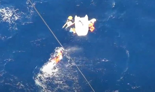 Εντυπωσιακές εικόνες από τη διάσωση ναυαγών από ελικόπτερο Super Puma
